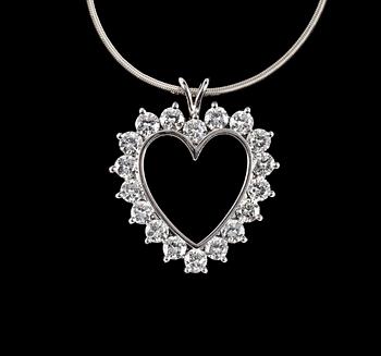 975. A platinum and diamond heart pendant, tot. app. 2.50 cts.