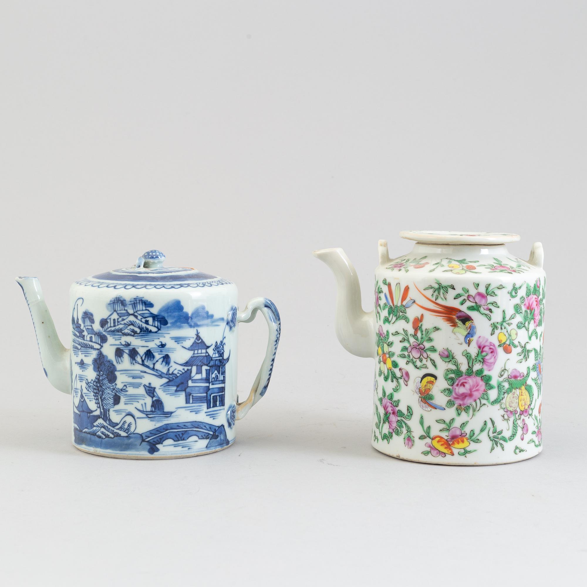 Two teapots with cover, Qing dynasty, late 19th century.
