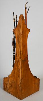 PIPSTÄLL MED 6 SJÖSKUMSPIPOR, 1800-tal.