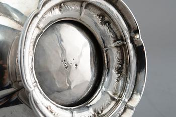 VIINIKANNU, sterling hopeaa E & J Barnard Lontoo 1866. Korkeus 35 cm, paino 1322 g.