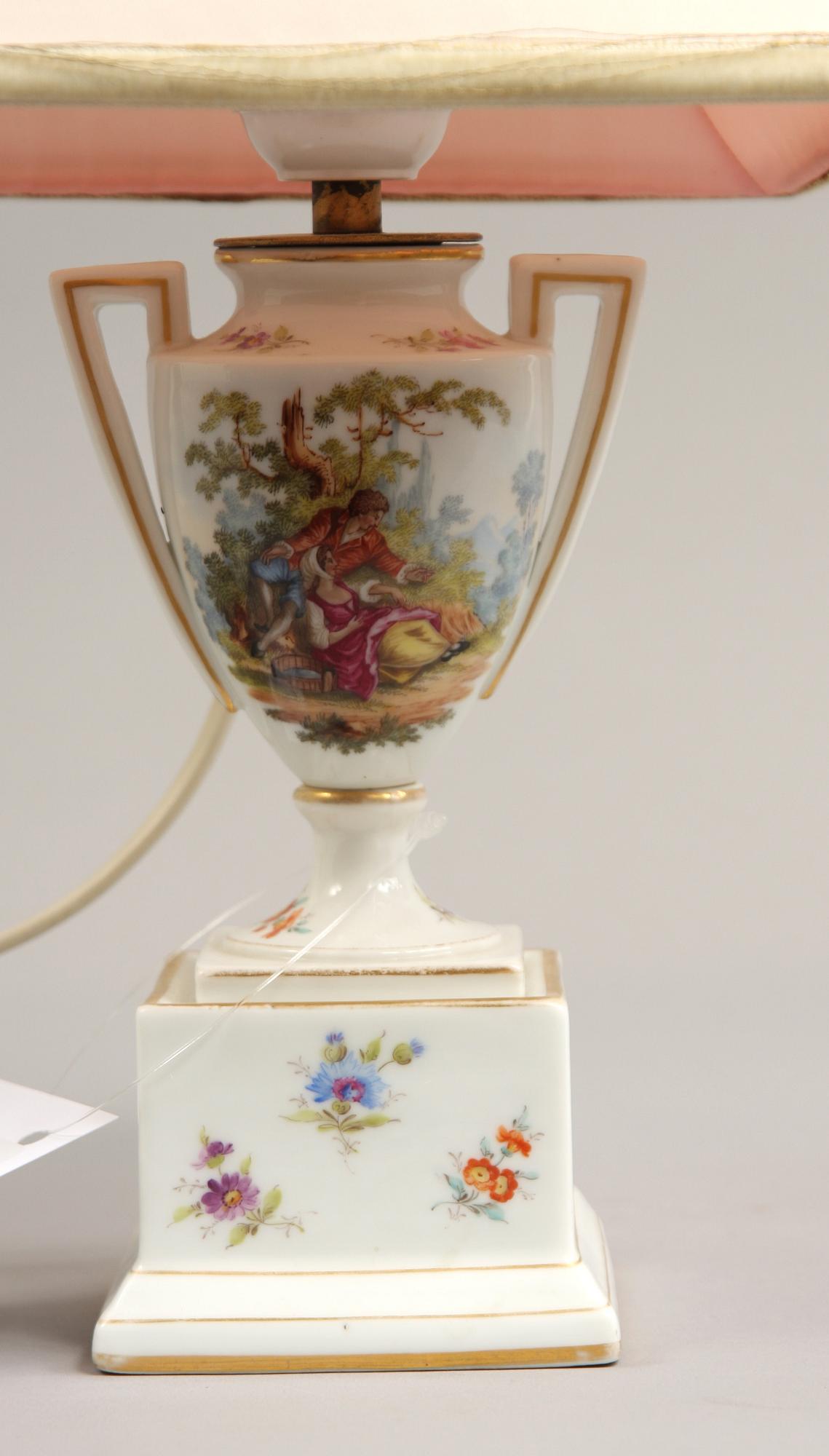 BORDSLAMPA, 1900-tal, porslin.