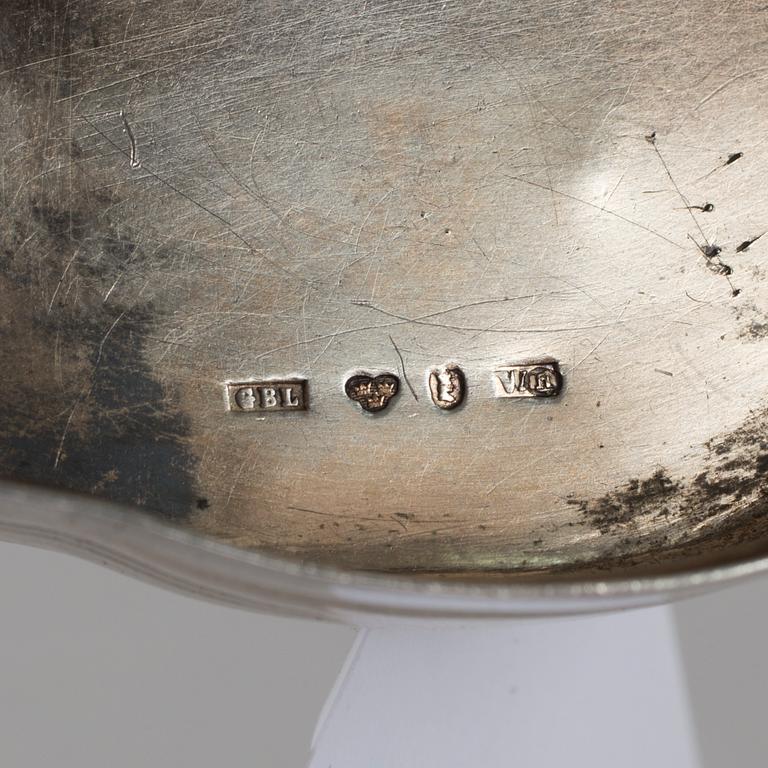 LUKTDOSA, silver, GBL, Stockholm, otydliga åldersstämplar, troligen 1800-talets andra hälft. Vikt ca 94 gram.