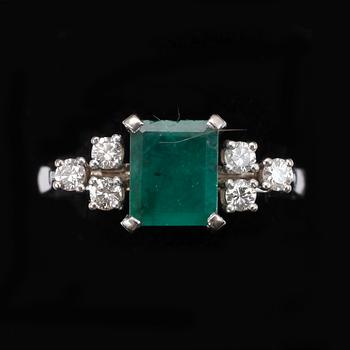 RING, 18k vitguld med smaragd och briljantslipade diamanter tot ca0,21ct. Vikt 5g.
