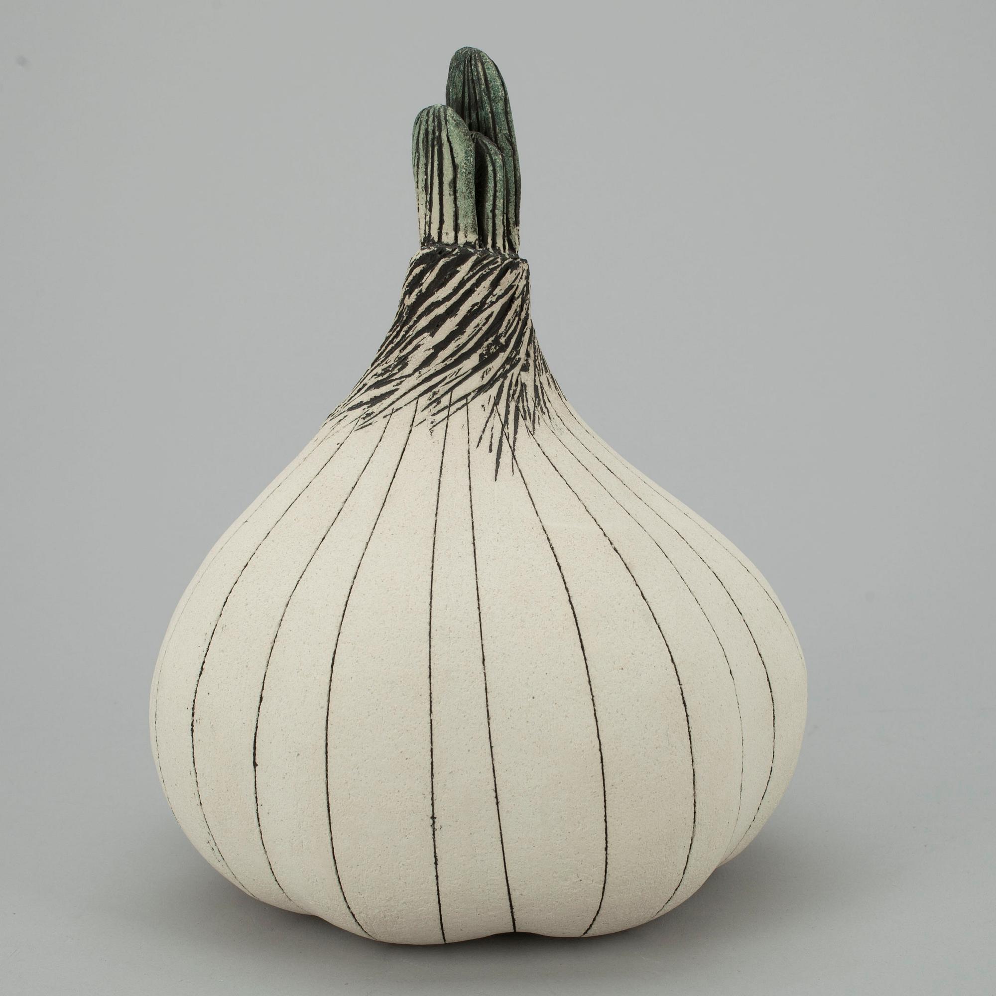 KERAMIKSKULPTUR, Vitlök. Sign. GOG/JL, Arabia Finland.