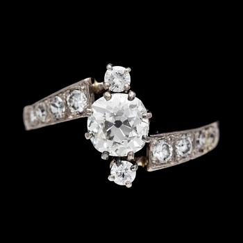 281. RING, antique cut diamond, app. 0.55 cts and smaller diamons on the sides.