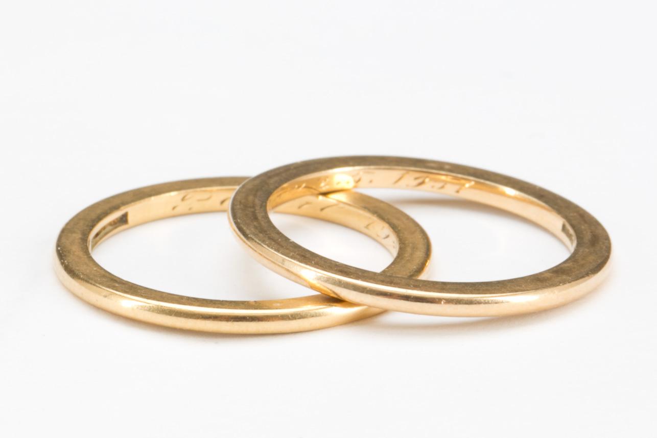 RINGAR, 2 st, 18k guld. Ca 5,5 g.