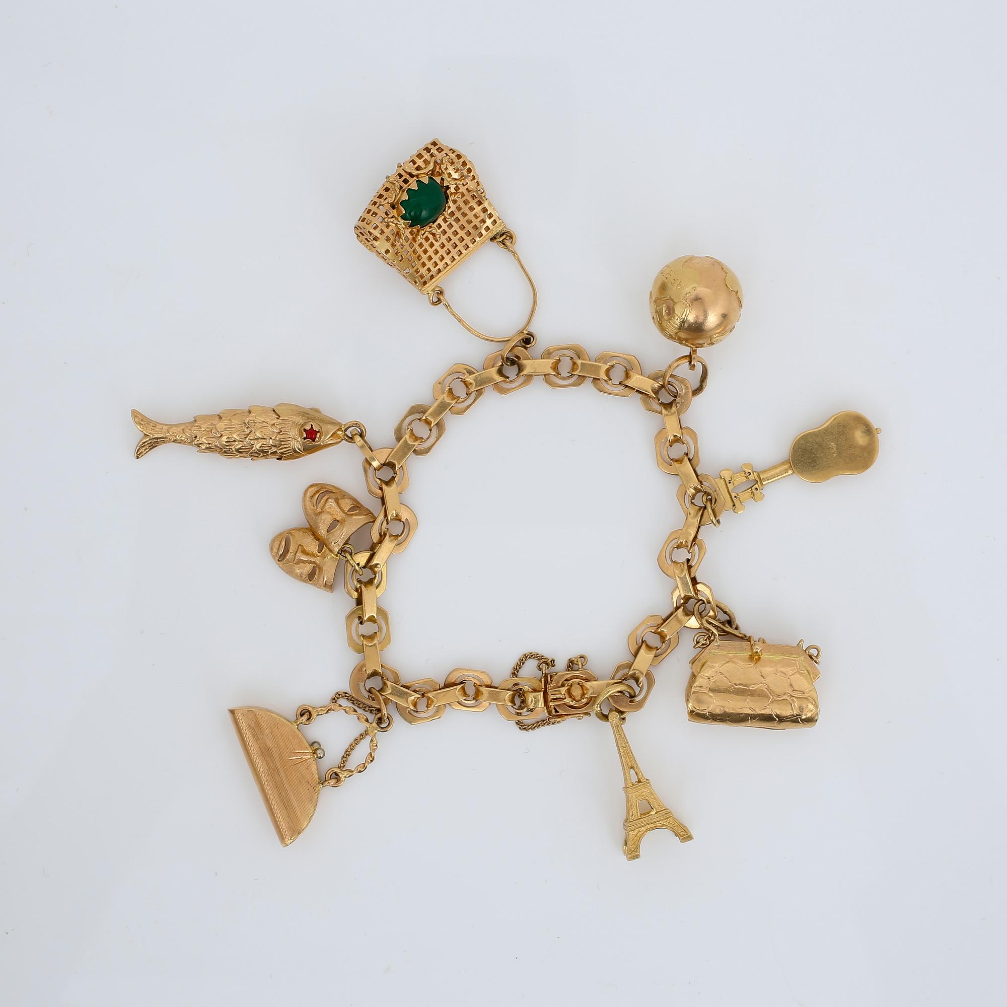 ARMBAND, 18K guld, Corman, Stockholm, 1947 med berlocker av olika halter. Total vikt ca 52,9 g.