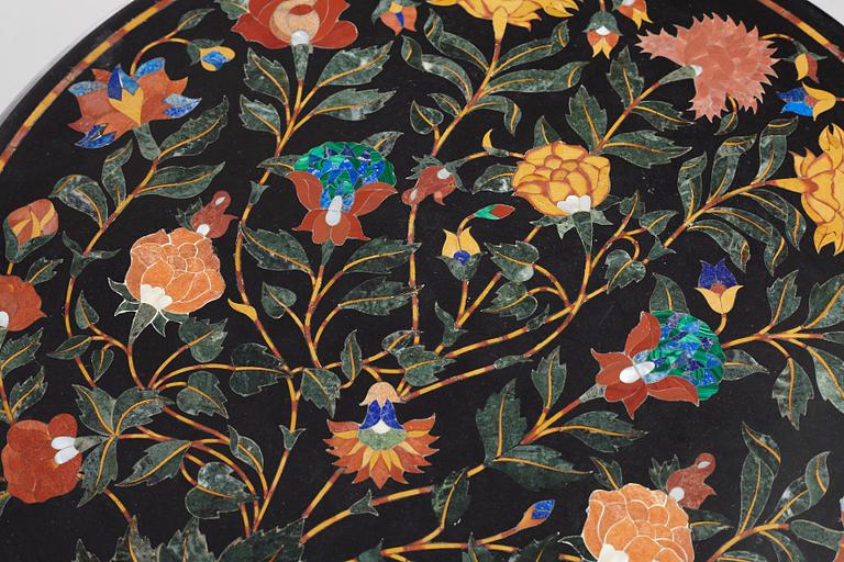 Bord, skiva av pietra dura, 1900-tal.