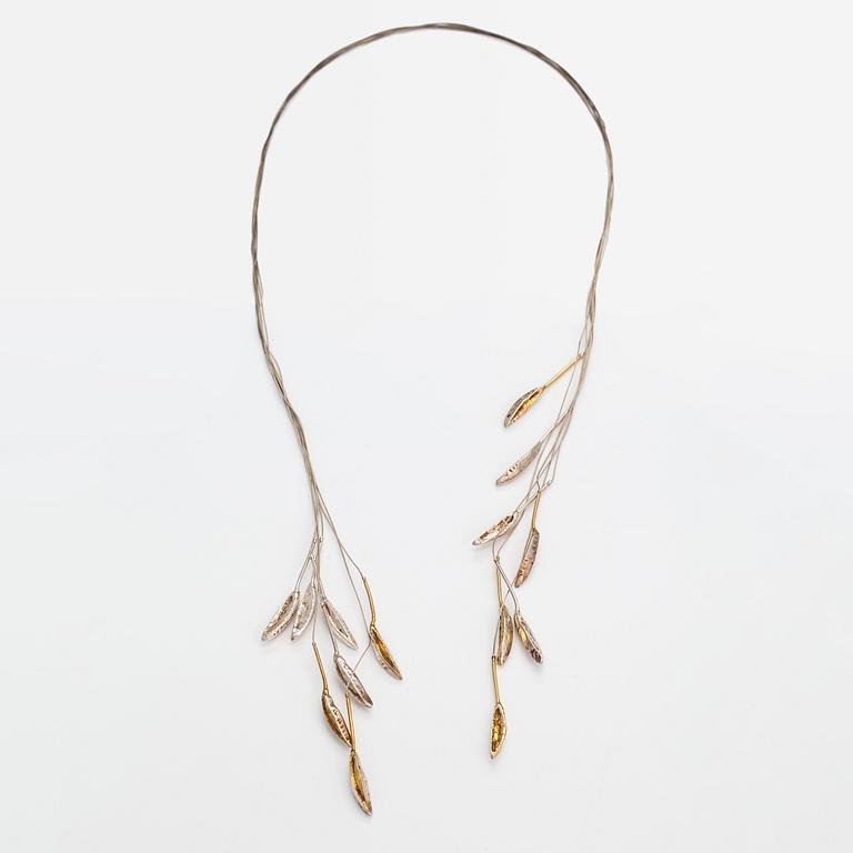 Marja Suna, Halsband och örhängen "Höstlöv", sterlingsilver. Kaunis koru/Kalevala Koru, Helsingfors 1999.