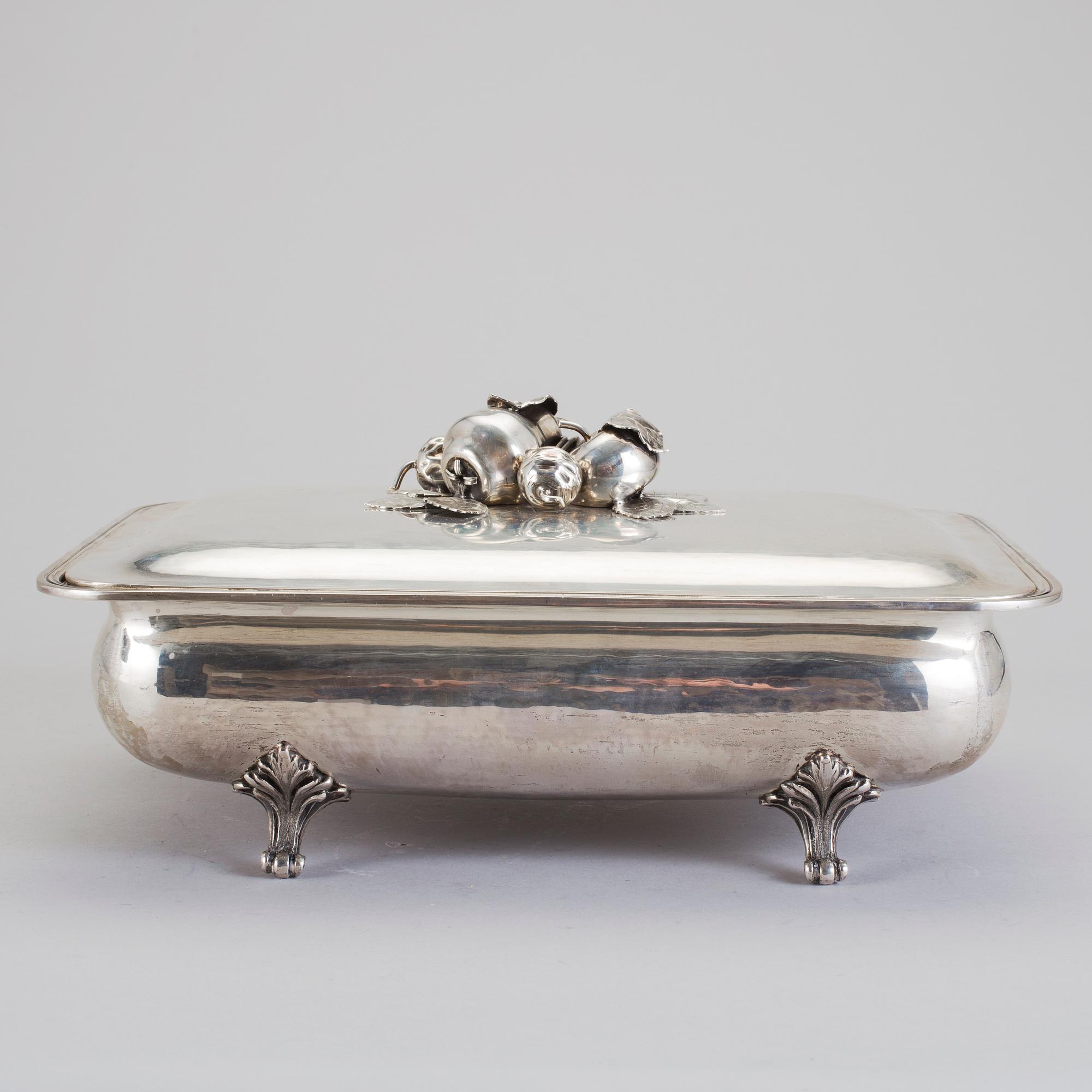 KAROTT MED LOCK, silver, 1900-tal. Ca 2600 g.