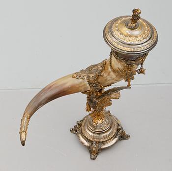 DRYCKESHORN, större modell, horn, nysilver och förgylld metall, 1800-/1900-tal.