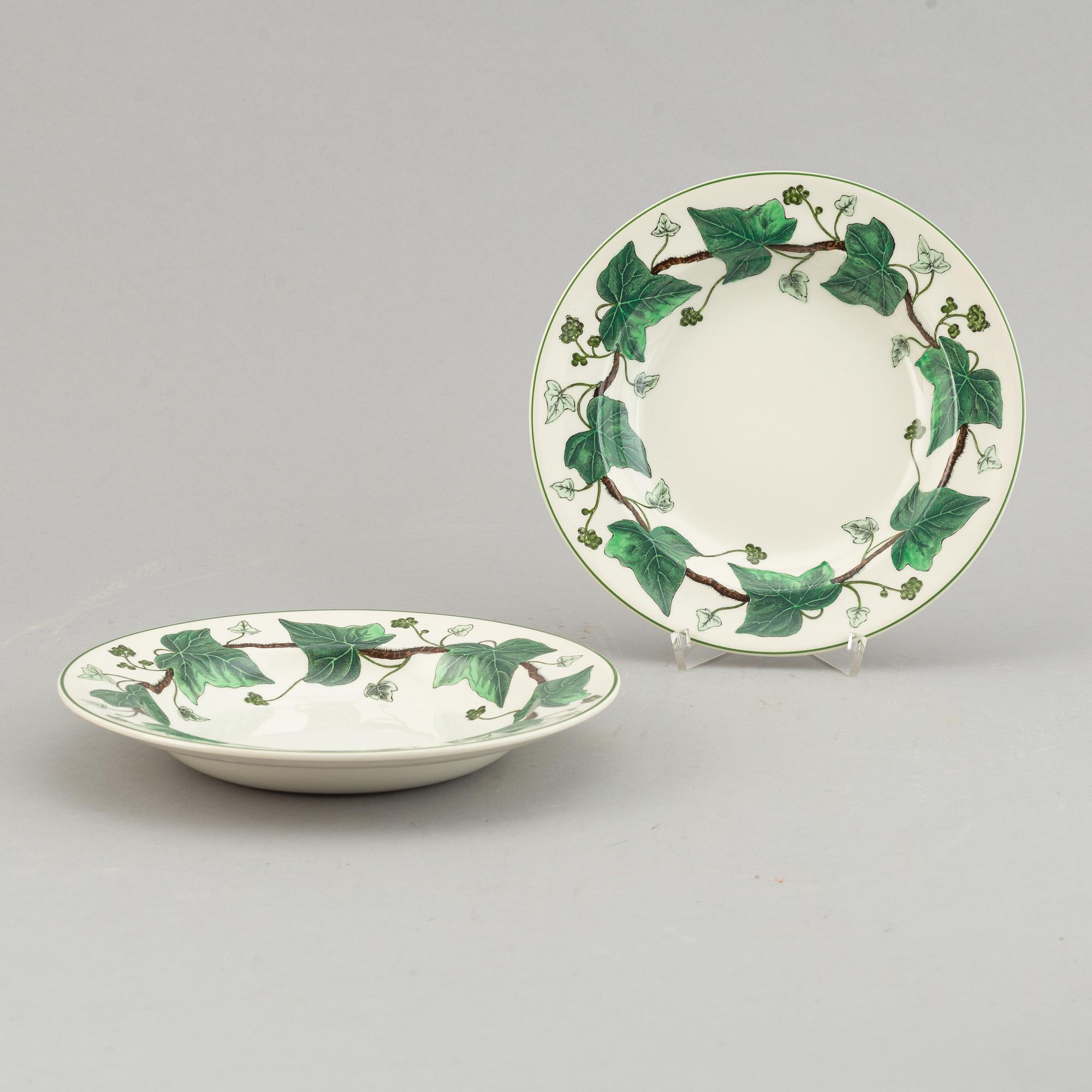 A part 'Napoelon Ivy' dinner and coffee service, Wedgwood, England, second half of the 20th century (53 pieces).