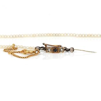 PÄRLCOLLIER, troligen äkta pärlor med 18K guld lås, diamanter tot ca 0,02 ct samt små safir.