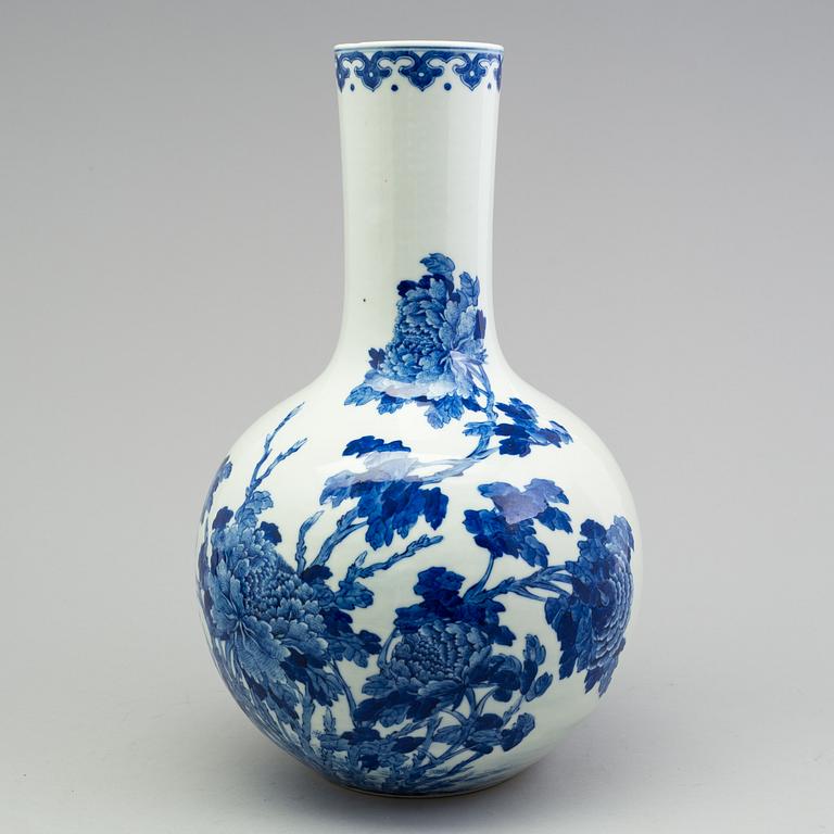 A Chinese porcelain blue and white vase, 20th century.
