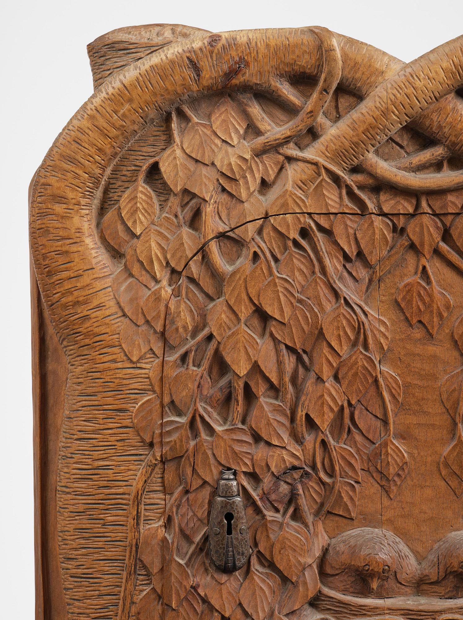 Jugend, hörnskåp, skulpterad björk, Sverige, tidigt 1900-tal.