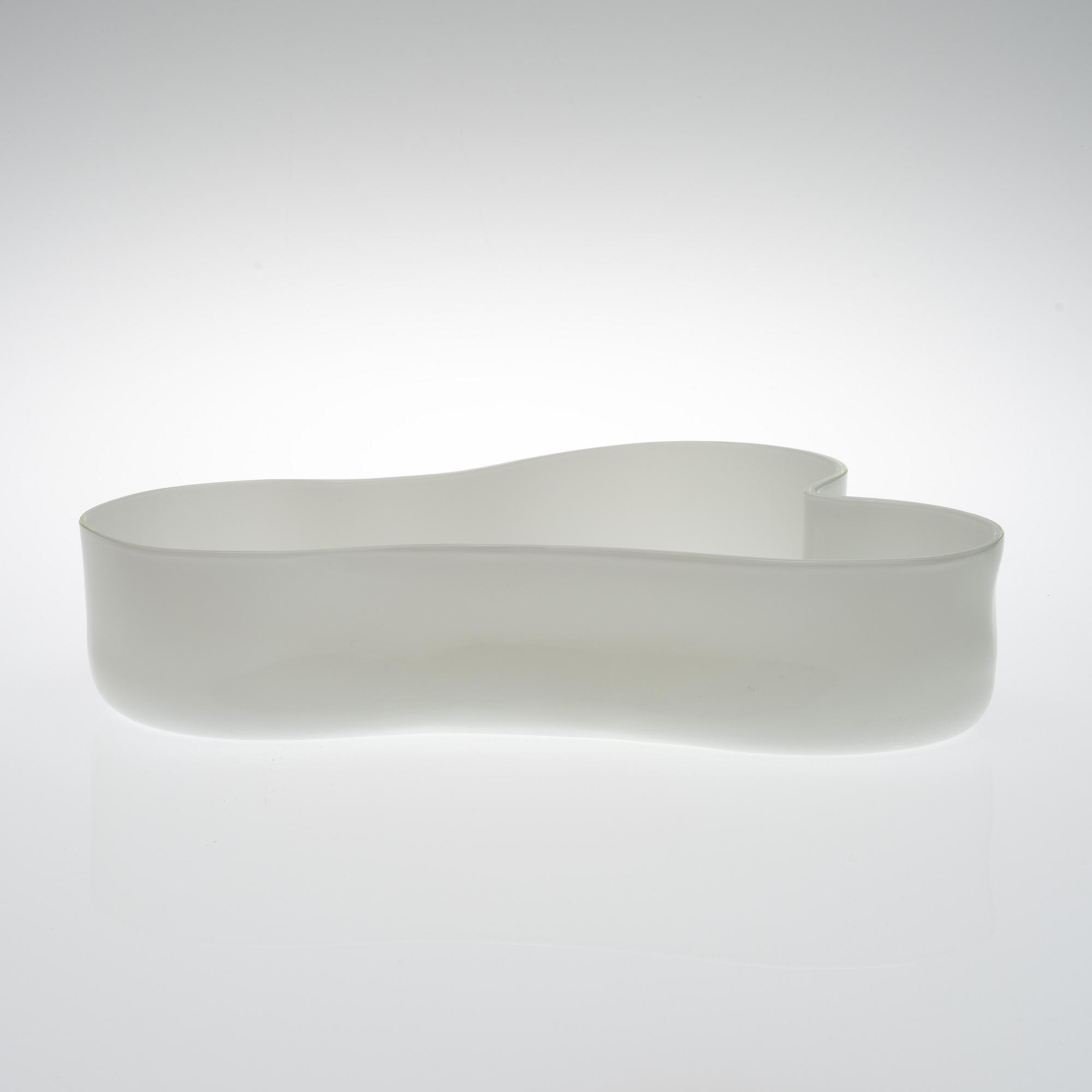 ALVAR AALTO, A DISH. Iittala. 1950s.