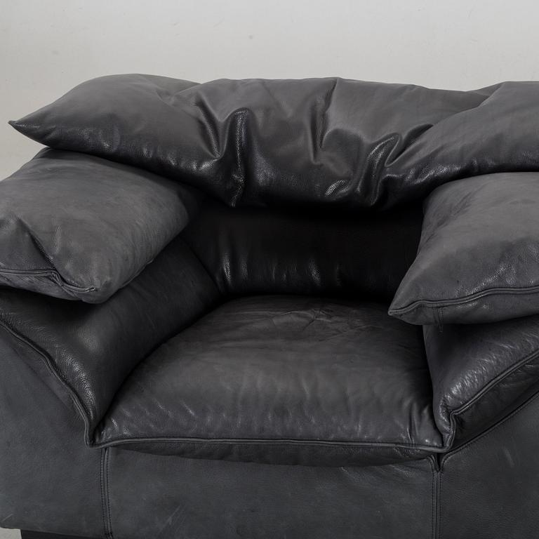 A PAIR OF "MONZA" LEATHER ARMCHAIRS BY EILERSEN.