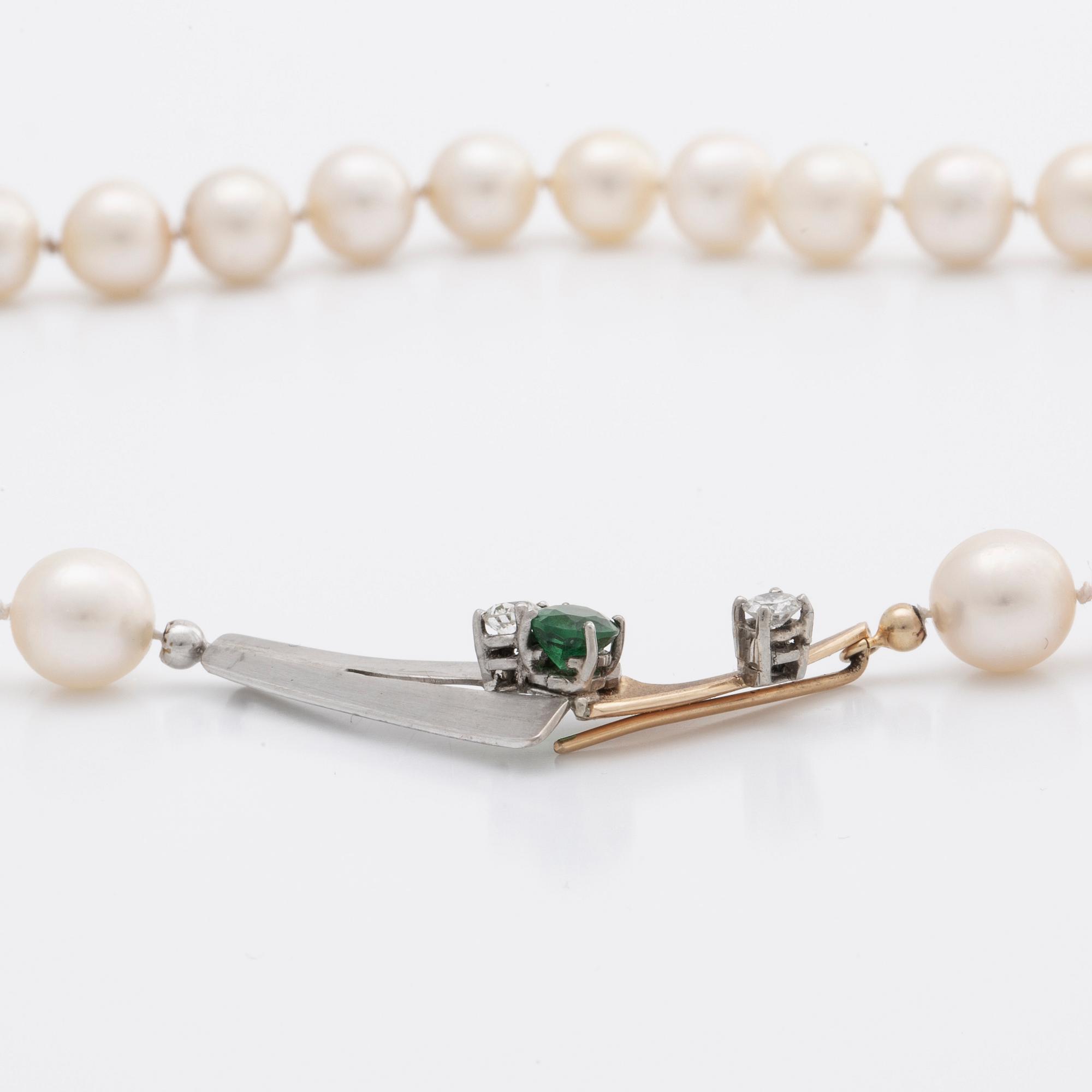 ELON ARENHILL, cultured pearls 8-9 mm, pendant 18K gold and whitegold w tsavorite and 2 diamonds approx 0,35 ct   total.