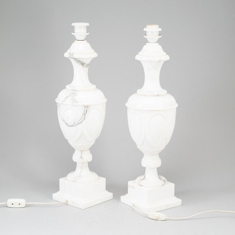 BORDSLAMPOR, ett par, alabaster, Italien, 1900-talets andra hälft.