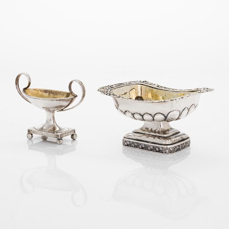 Saltkar, 2 st, silver, S:t Petersburg 1824 och Stockholm 1898.