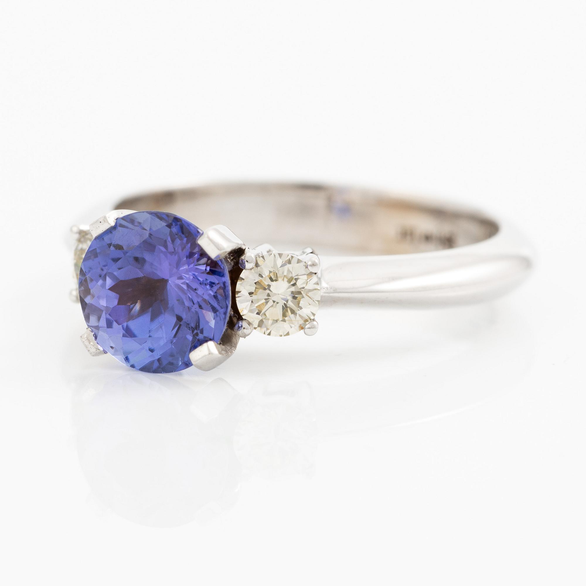 Ring 18K white gold with tanzanite and brilliant-cut diamonds.