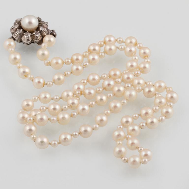 COLLIER, odlade pärlor med lås i 18K guld fasettslipade 9 diamanter från Atelier Ajour, Stockholm, 1964.