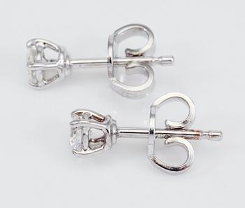 ÖRHÄNGEN, 1 par, solitära briljantslipade diamanter totalt ca 0,28 ct.