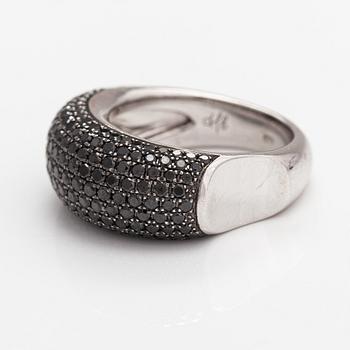 An 18K white gold ring with black diamonds ca. 1.70 ct in total.