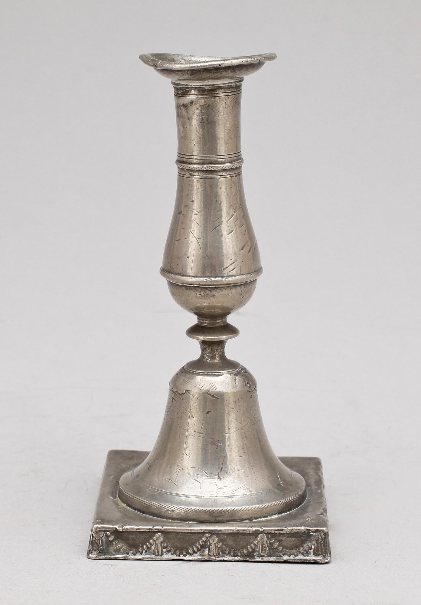 SKÄNKKANNA samt LJUSSTAKE, tenn, bla Fredrik Johan Werrenrath, Lund. 1800-tal.