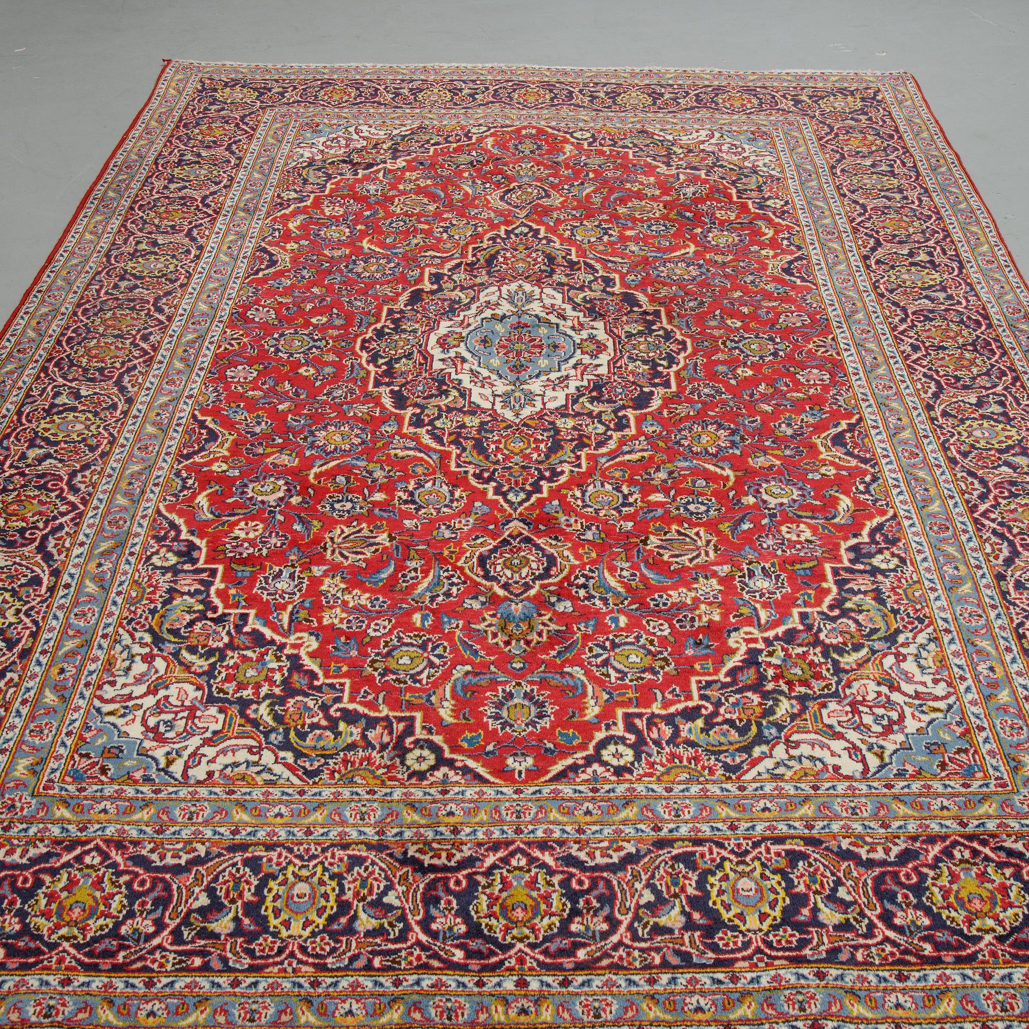 A carpet, Kashan, ca 318 x 206 cm.