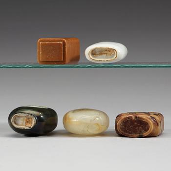 SNUSFLASKOR, fem stycken, porslin och sten. Kina, 1900-talets första hälft.