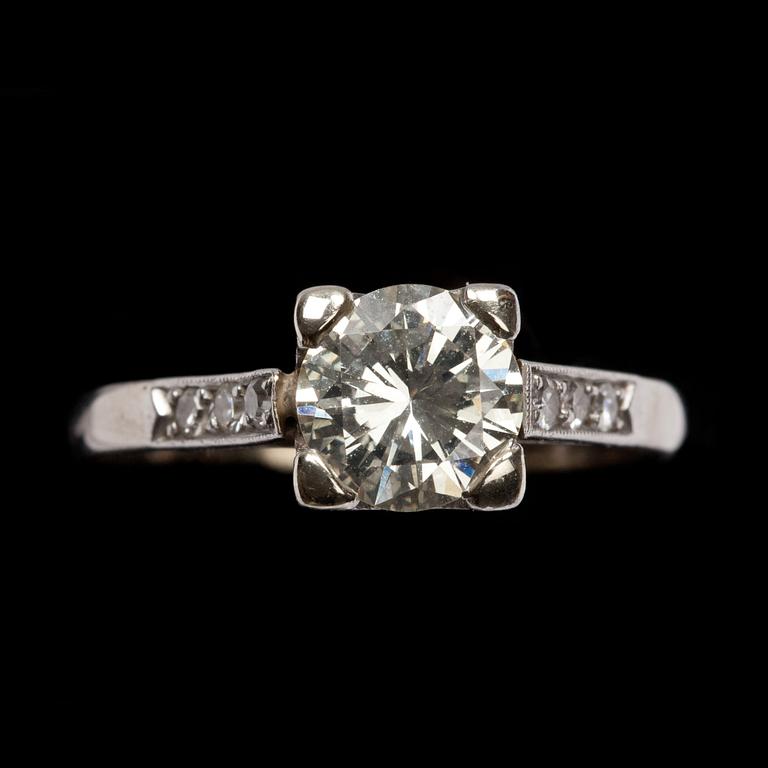 RING, 18k vitguld med briljantslipad diamanter, tot ca 0,96 ct. C G Hallberg, Stockholm 1973. Vikt ca 2,5 g.