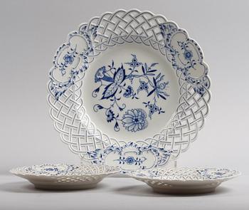 TALLRIK samt ASSIETTER, 2 st. Porslin, Meissen. "Lökmönstret".