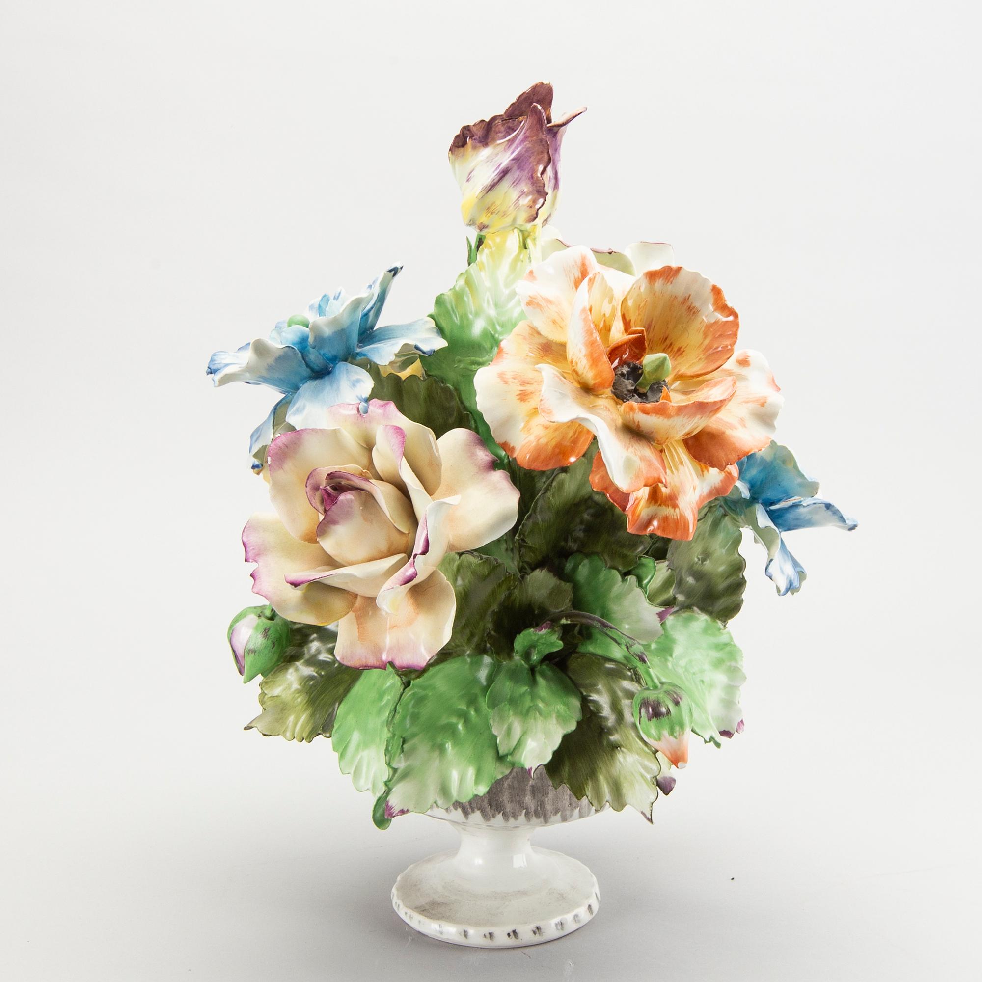 Bordsdekoration, porslin, Capodimonte Italien 1900-talets mitt.