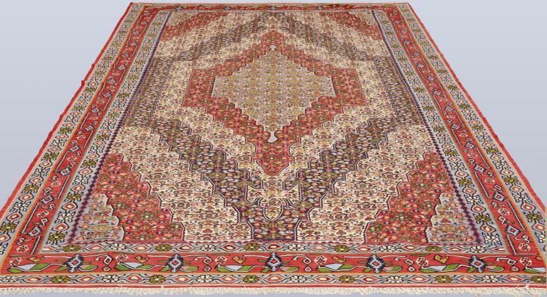 A Kelim Senneh carpet, 300 x 196 cm.