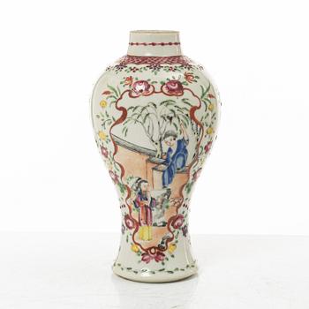 Fat samt vas, porslin. Qingdynastin, 1700/1800-tal.