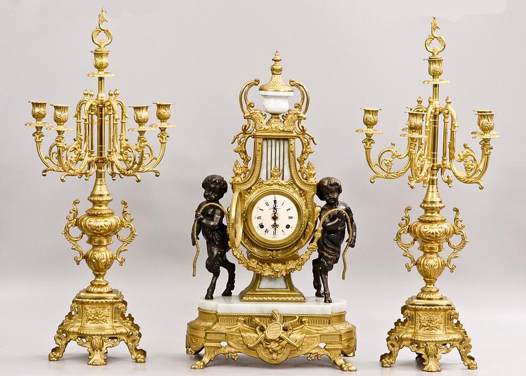 BORDSPENDYL MED KANDELABRAR, 3 delar, Louis XVI-stil, 1900-tal.