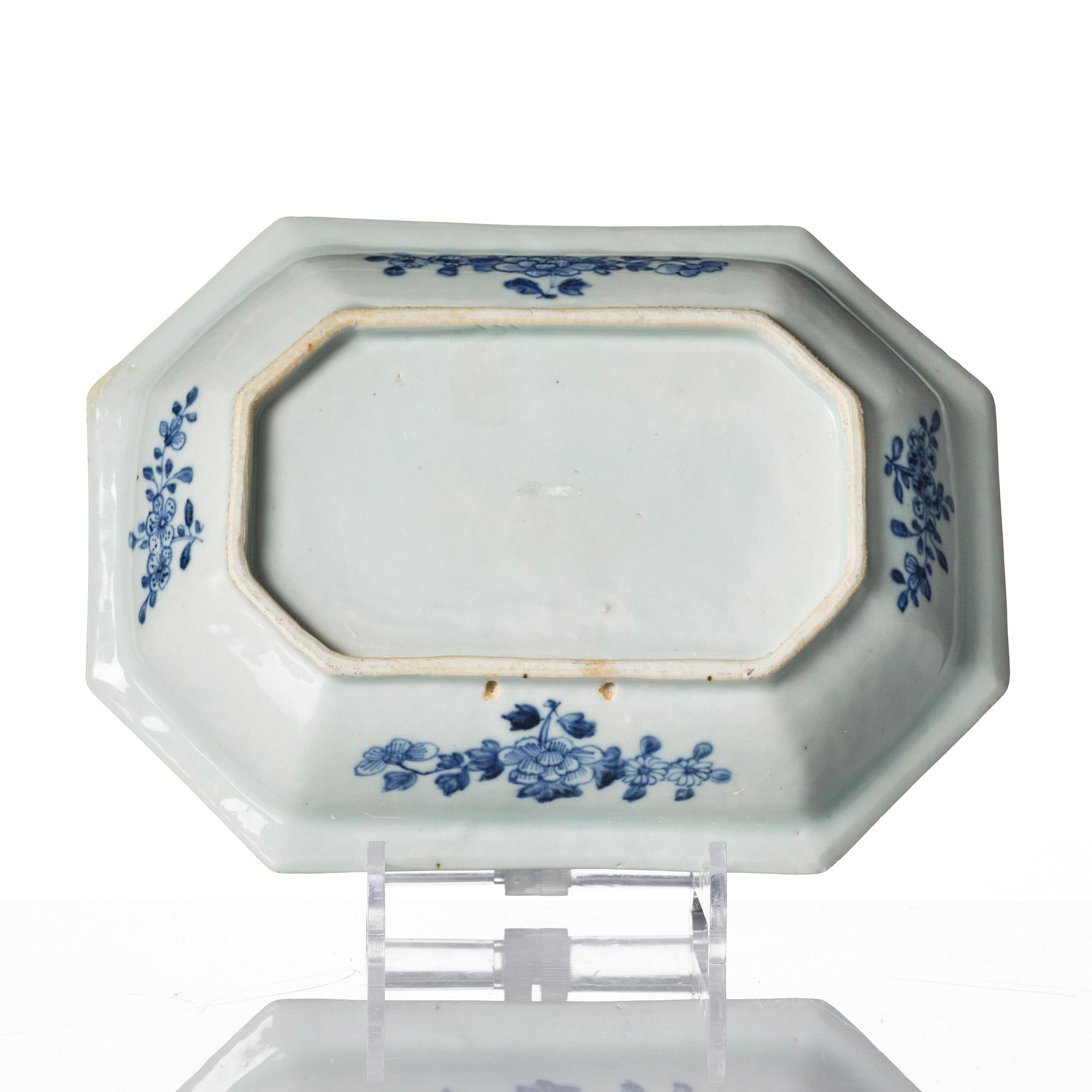 A pair of blue and white dishes Qianlong 1736-95.