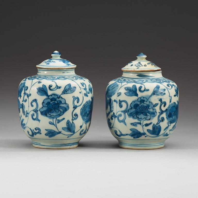 KRUKOR med LOCK, två stycken, porslin. Ming dynastin, 1500-tal.