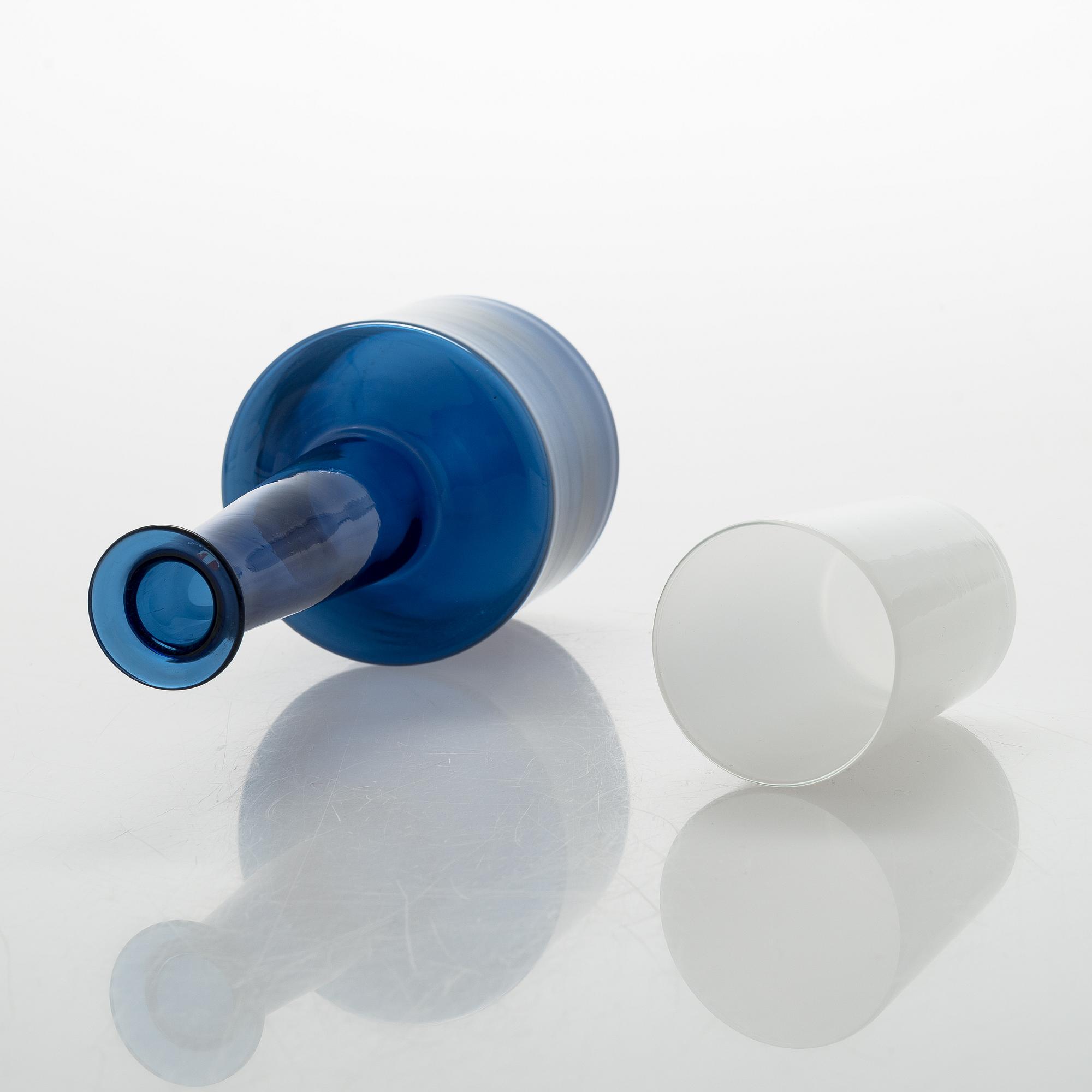 Timo Sarpaneva, karahvi, signeerattu TS, ja laseja, 6 kpl, "i-linja". Iittala. Mallit muotoiltu 1964 ja 1958.