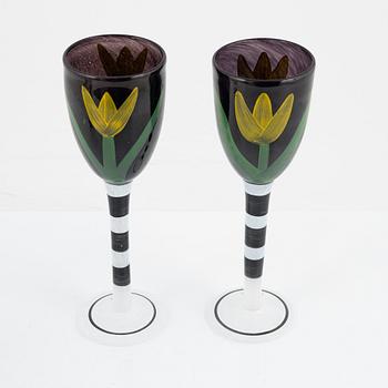 Ulrica Hydman-Vallien, a pair of glass goblets and a vase, Kosta Boda.
