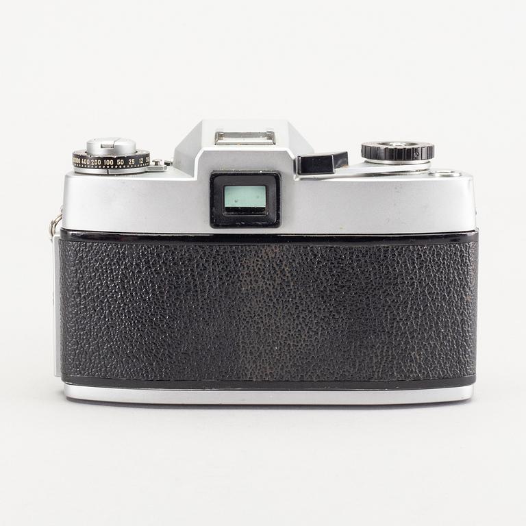 A chrome Leicaflex SL / Leica no 1198668 (1968) and two lenses.