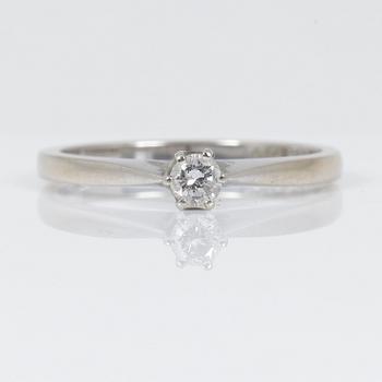 RING, 18 k vitguld med briljantslipad diamant 0,13ct enl gravyr.