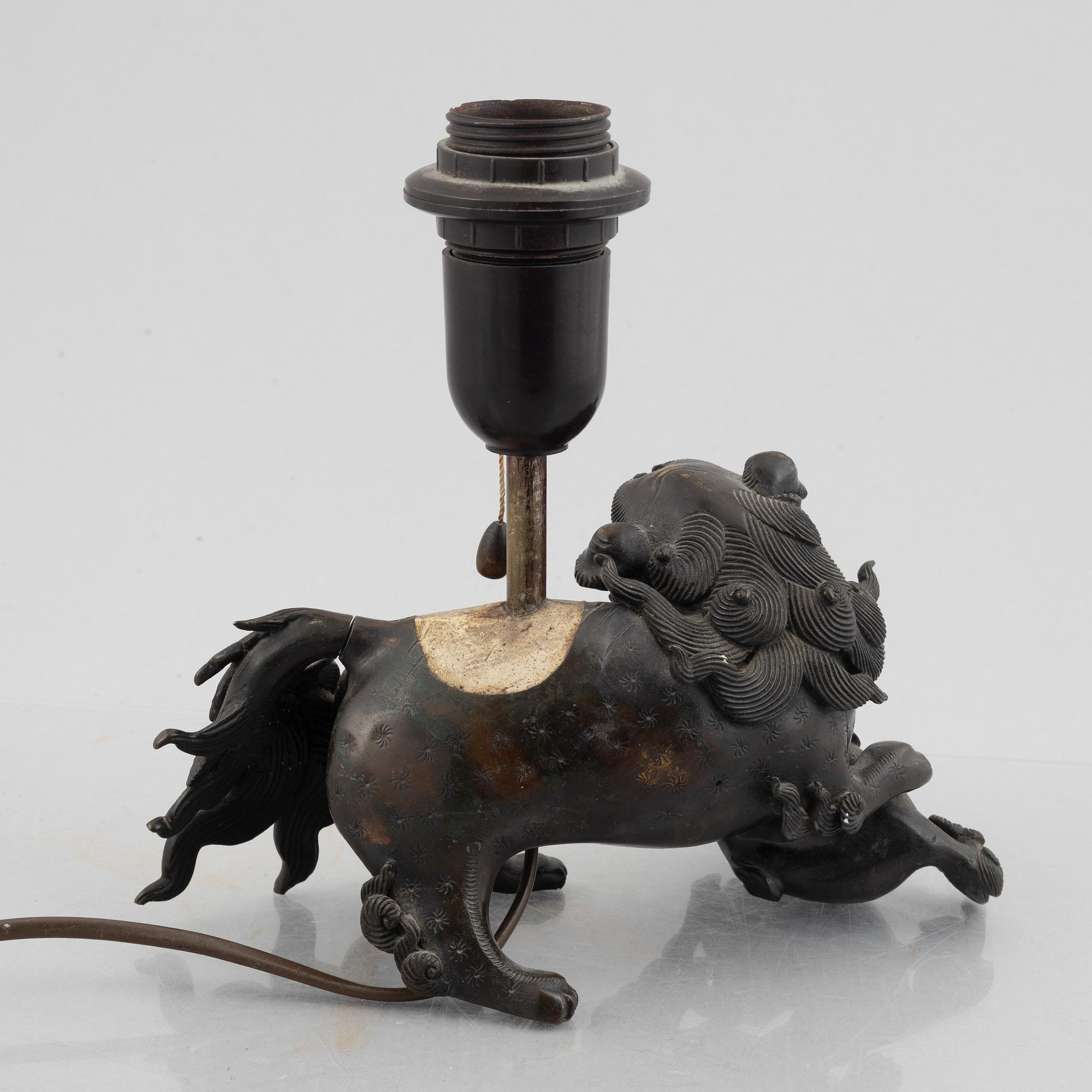 Figurin omgjord till bordslampa, brons, Japan, Meiji (1868-1912).