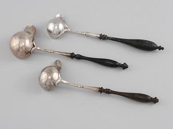 SÅSSLEVAR, 3 st, silver, 1800-tal respektive 1900-tal. Vikt 95 g.