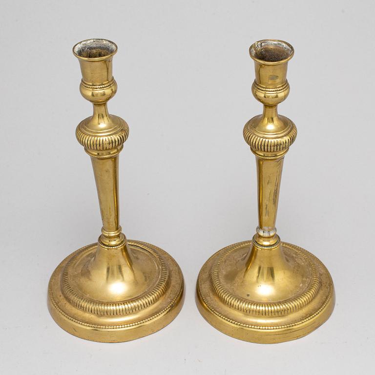 LJUSSTAKAR, ett par, brons, sent 1700-tal.