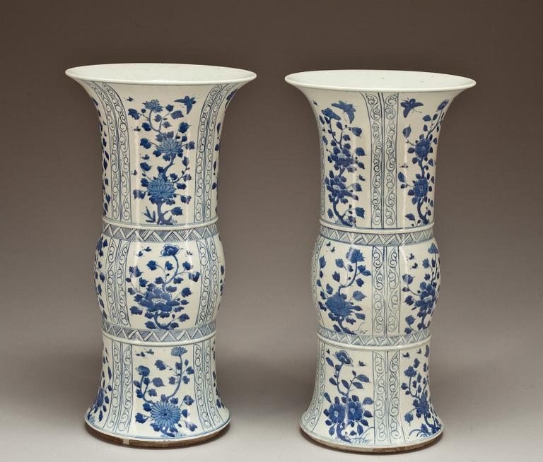 VASER, ett par, porslin. Kina 1800-tal.