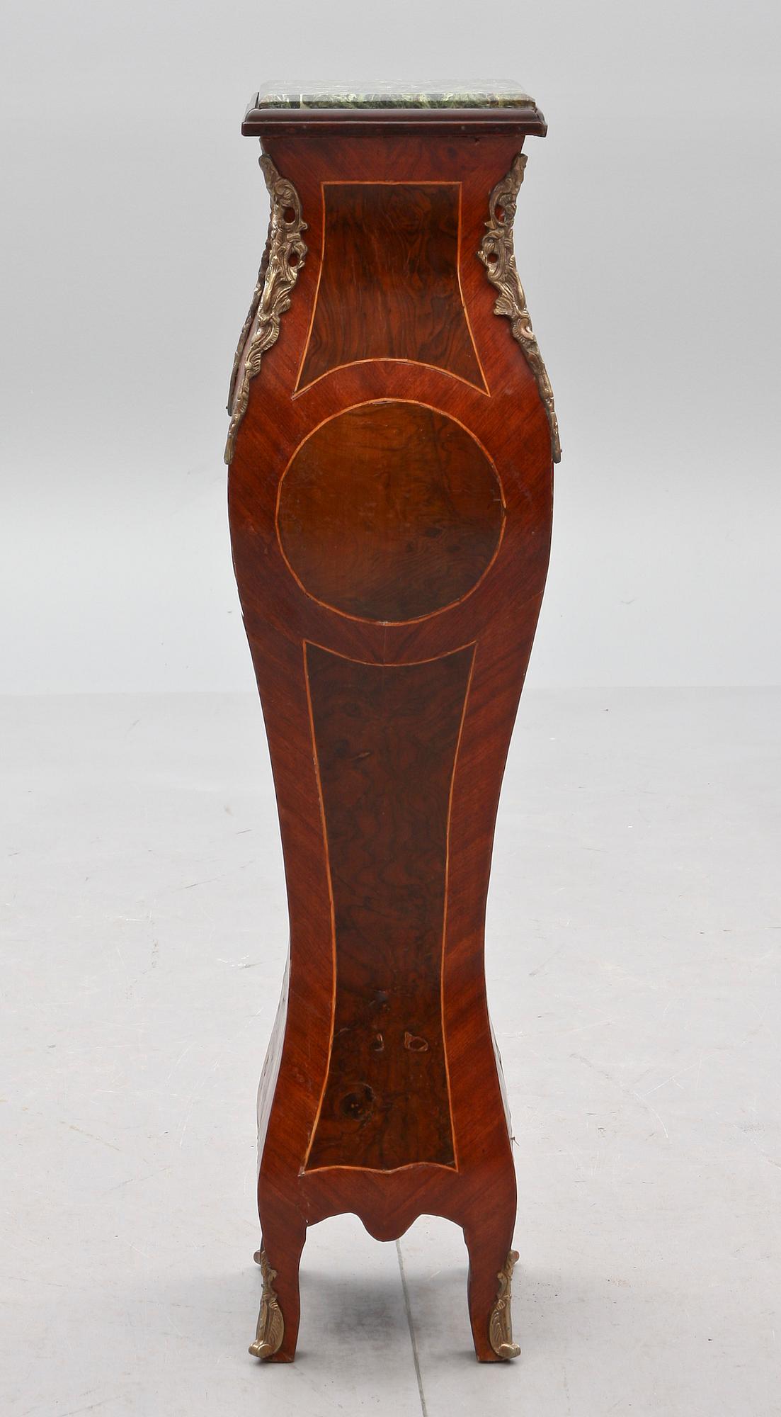 PIEDESTAL, rokokostil, 1900-alets andra hälft.