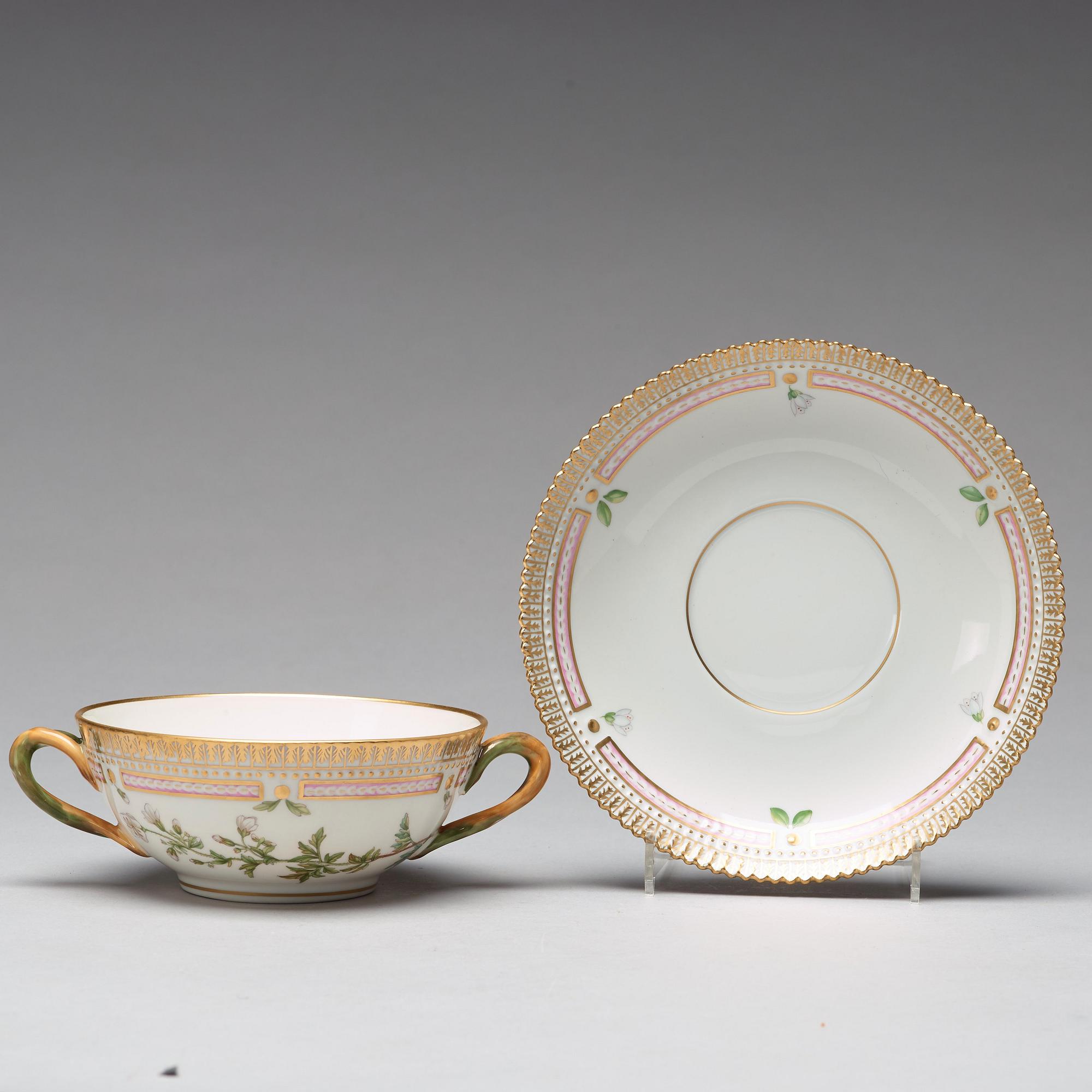 BULJONGKOPPAR med FAT, tre stycken samt FAT, porslin. "Flora Danica", Royal Copenhagen, Danmark, 1900-tal.