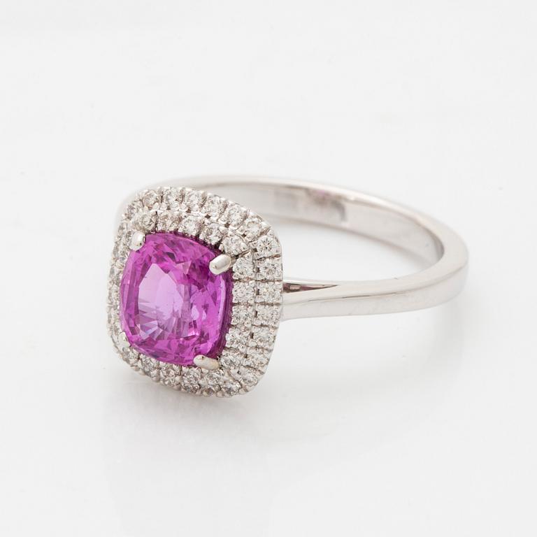 Ring 18K vitguld med en rosa safir samt runda briljantslipade diamanter.
